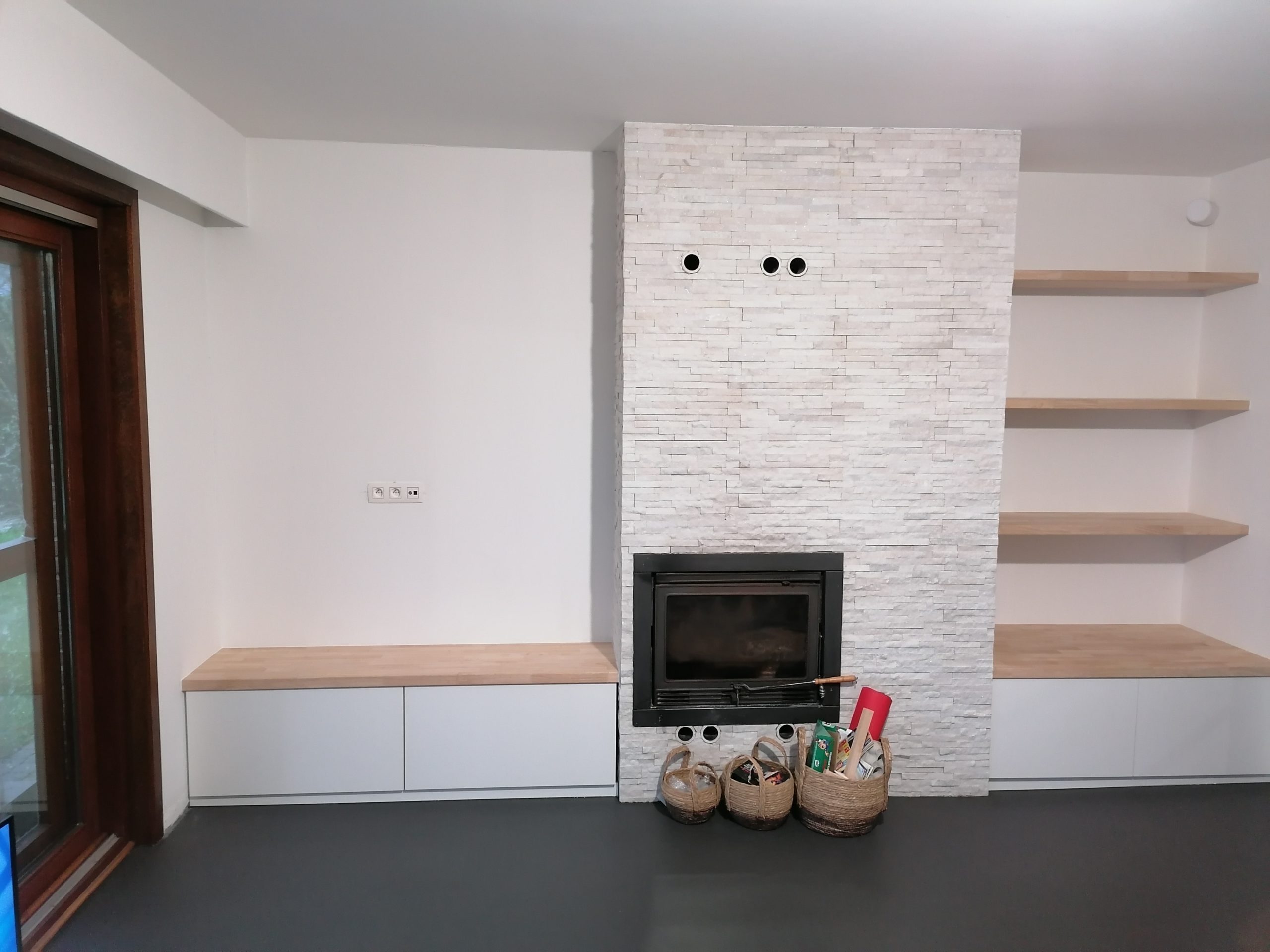 Afgewerkte wand met haard en legplanken door Messine Interieur