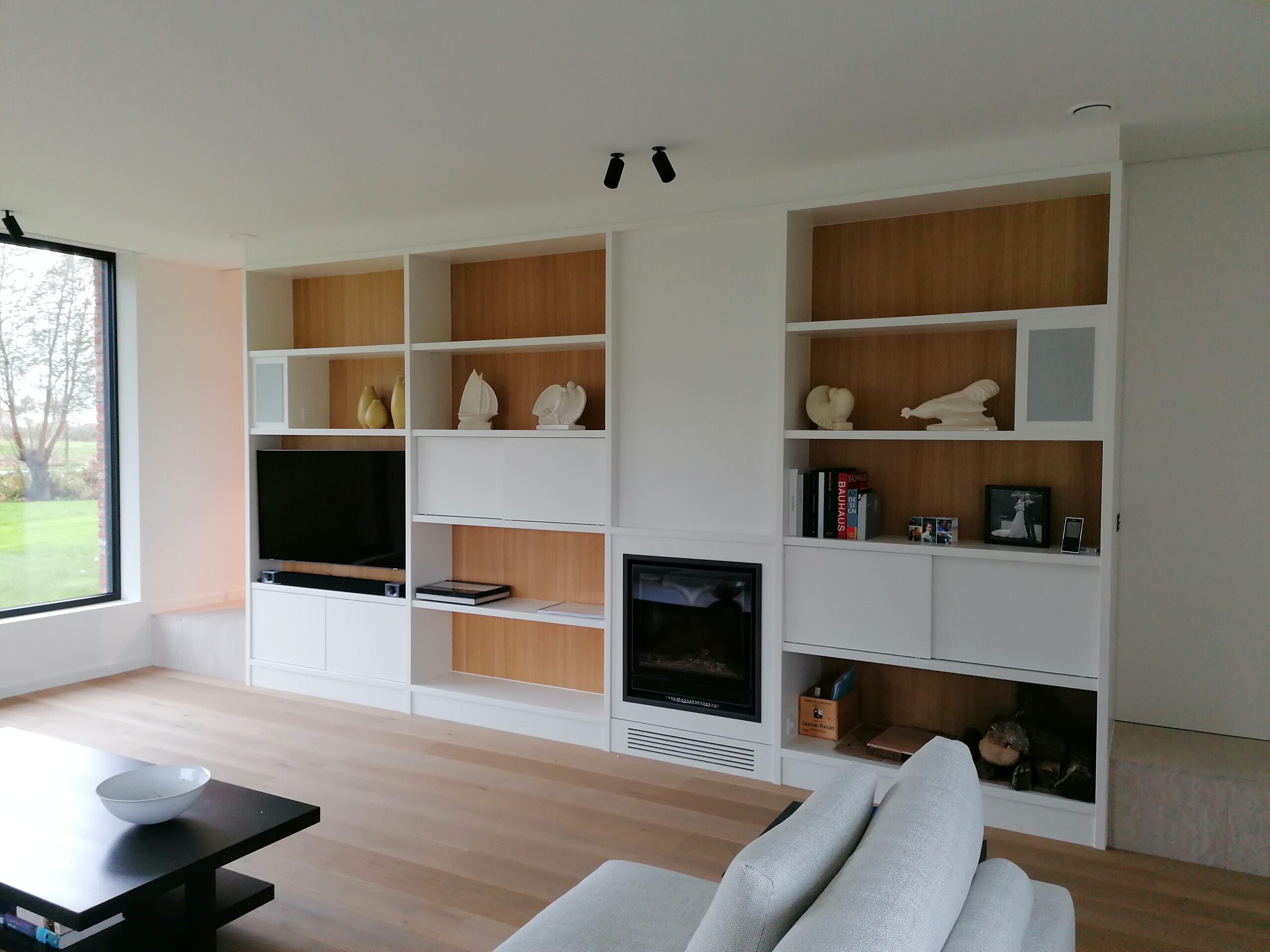 Wandkast op maat met open vakken in eik door Messine Interieur