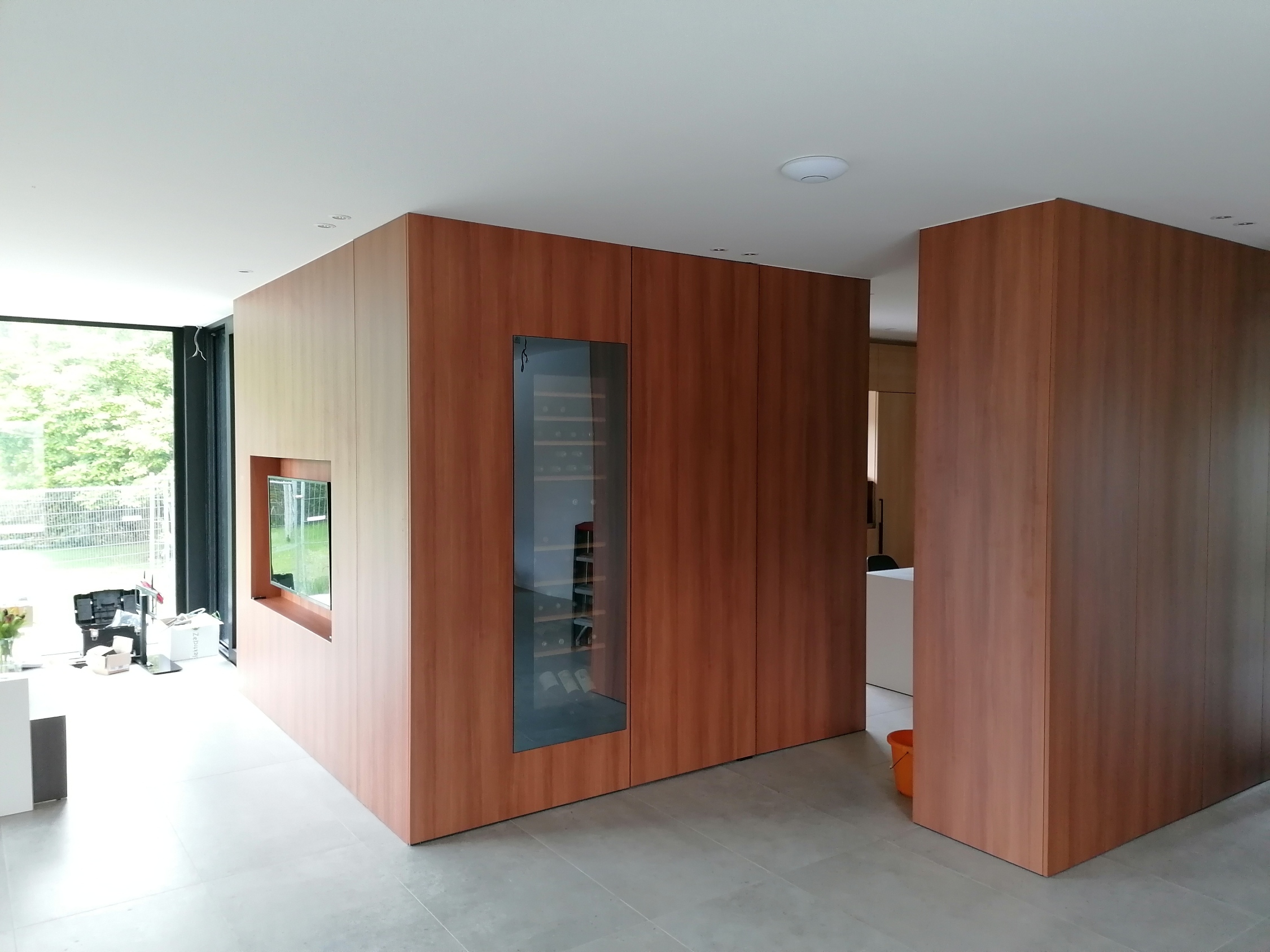 Totaalproject met notenhouten wand door Messine Interieur